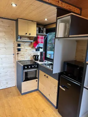 Cuisine ou kitchenette dans l'établissement La Tiny Une autre façon de voyager