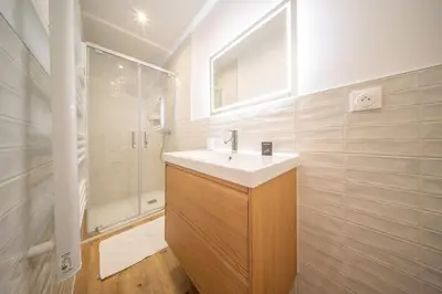 Salle de bains dans l'établissement Frontiere Suites 6 Saint-Louis Proche Bale