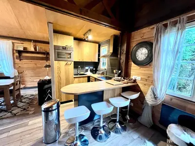 Cuisine ou kitchenette dans l'établissement Authentic mountain cabin with river at 900m lake