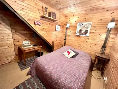 Un ou plusieurs lits dans un hébergement de l'établissement Authentic mountain cabin with river at 900m lake