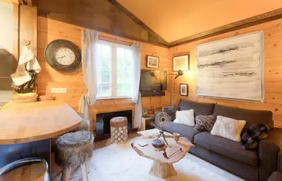 Coin salon dans l'établissement Authentic mountain cabin with river at 900m lake