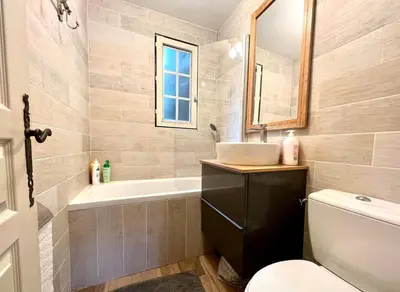 Salle de bains dans l'établissement Authentic mountain cabin with river at 900m lake