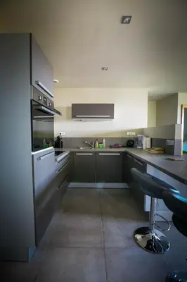 Cuisine ou kitchenette dans l'établissement Feuille de vigne