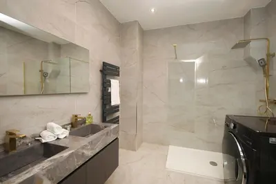 Salle de bains dans l'établissement LE LYNX HAUSSMANIEN appartement tout confort, climatisé avec parking privé, à deux pas du centre