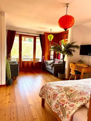 Un ou plusieurs lits dans un hébergement de l'établissement Gîte au Manoir des Sens - Escapade insolite aux parfums et couleurs d Asie