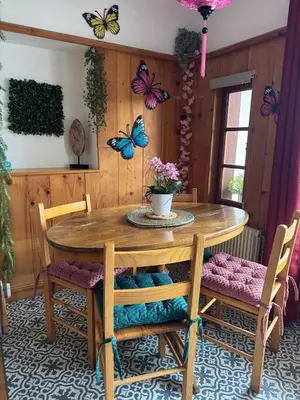 Coin salon dans l'établissement Gîte au Manoir des Sens - Escapade insolite aux parfums et couleurs d Asie