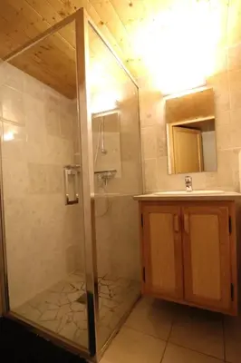 Salle de bains dans l'établissement Chalet Les Pervenches
