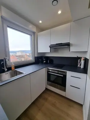 Cuisine ou kitchenette dans l'établissement Sur la savoureuse - Le 64