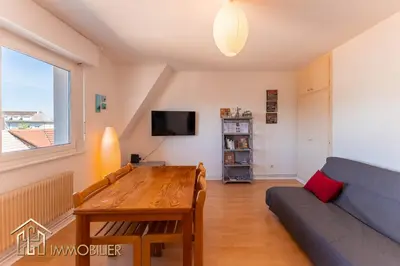 Télévision ou salle de divertissement dans l'établissement Appartement L'Orient - Parking