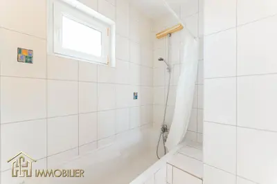Salle de bains dans l'établissement Appartement L'Orient - Parking