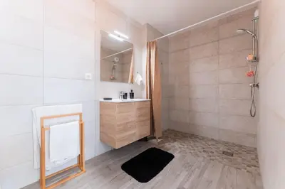 Salle de bains dans l'établissement Les Jardins de la Semm - Parking et Jardin