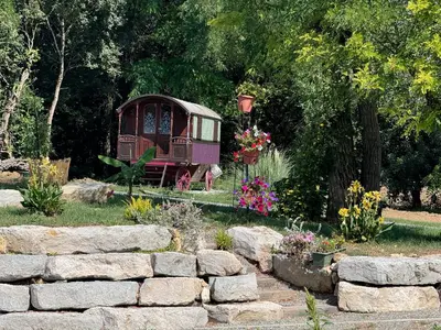 Jardin de l'établissement la Roulotte du Pont Sarrazin