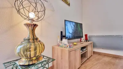 Télévision ou salle de divertissement dans l'établissement Chez Coralie - T2, 2 pers, parking, balcon