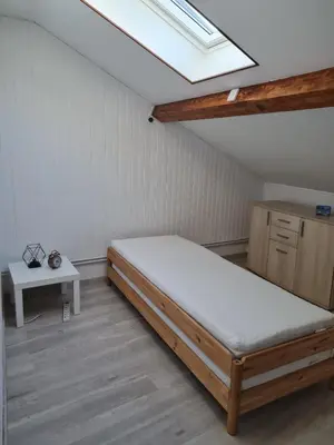 Un ou plusieurs lits dans un hébergement de l'établissement Chambre privée, parking gratuit