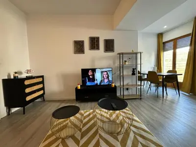 Télévision ou salle de divertissement dans l'établissement Le Salon Doré Apartment