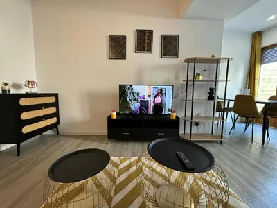 Télévision ou salle de divertissement dans l'établissement Le Salon Doré Apartment