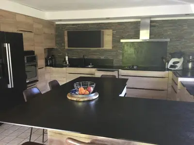 Cuisine ou kitchenette dans l'établissement LA MAISON D'ULYSSE spa et détente