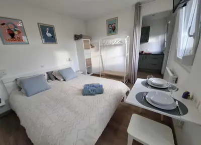 Un ou plusieurs lits dans un hébergement de l'établissement Bienvenue chez Nous ! studio privé, parking, calme
