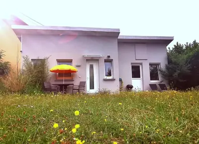Jardin de l'établissement Bienvenue chez Nous ! studio privé, parking, calme