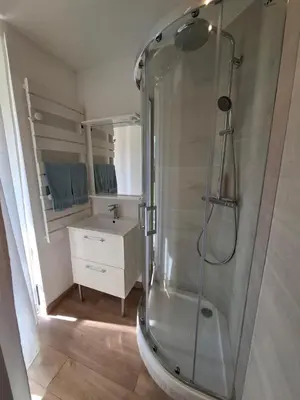 Salle de bains dans l'établissement Bienvenue chez Nous ! studio privé, parking, calme