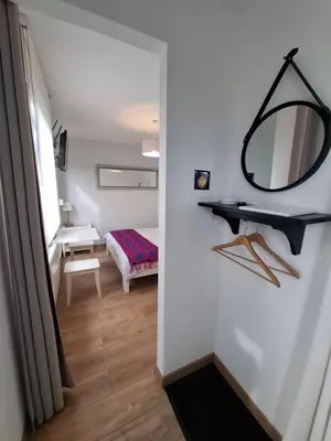 Un ou plusieurs lits dans un hébergement de l'établissement Bienvenue chez Nous ! studio privé, parking, calme