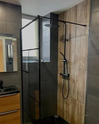 Salle de bains dans l'établissement L'univers automobile au coeur de Mulhouse