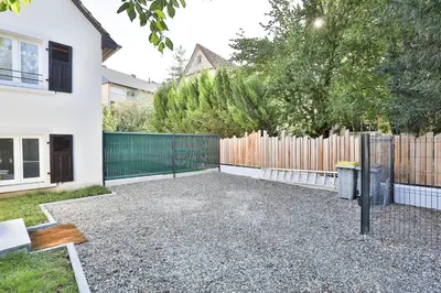 Jardin de l'établissement le refuge fleuri T5 avec terrasse et jardin