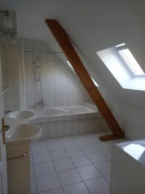 Salle de bains dans l'établissement Le panorama - Appartement meublé 5 pièces cuisine salle de bain