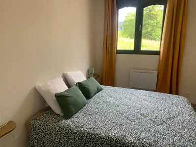 Un ou plusieurs lits dans un hébergement de l'établissement La residence des feutres appartement 1 au Rdc