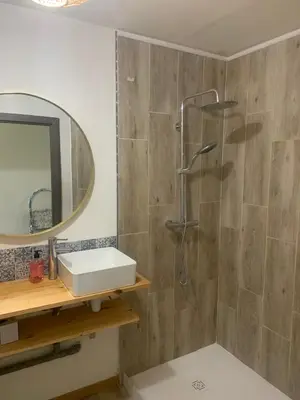 Salle de bains dans l'établissement La residence des feutres appartement 1 au Rdc