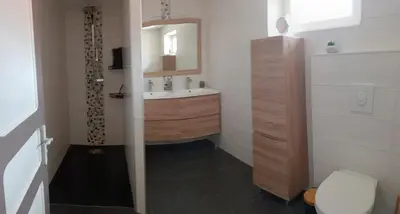 Salle de bains dans l'établissement Maison village