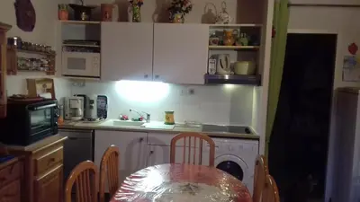 Cuisine ou kitchenette dans l'établissement Appt F2 à 200m du lac situé plein sud -vue lac