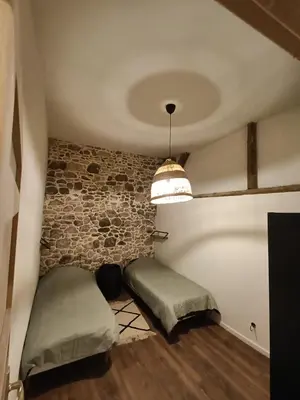Un ou plusieurs lits dans un hébergement de l'établissement Grange rénovée dans cour privée avec jardin sur les remparts