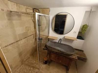 Salle de bains dans l'établissement Grange rénovée dans cour privée avec jardin sur les remparts
