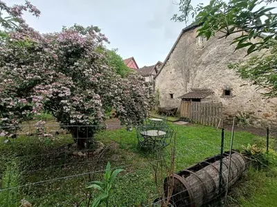 Jardin de l'établissement Grange rénovée dans cour privée avec jardin sur les remparts