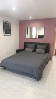 Un ou plusieurs lits dans un hébergement de l'établissement Grand studio dans maison parking privé gratuit