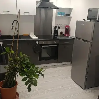 Grand studio dans maison parking privé gratuit