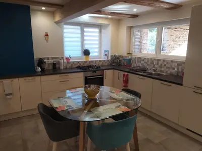 Cuisine ou kitchenette dans l'établissement La maison des trois frontières