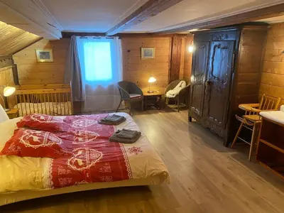Un ou plusieurs lits dans un hébergement de l'établissement Le Fenil-Logis Sauna Bain Nordique Salle cinéma