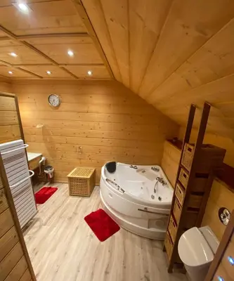 Salle de bains dans l'établissement Le Fenil-Logis Sauna Bain Nordique Salle cinéma