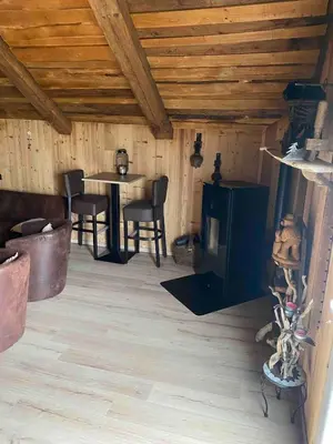 Coin salon dans l'établissement Le Fenil-Logis Sauna Bain Nordique Salle cinéma