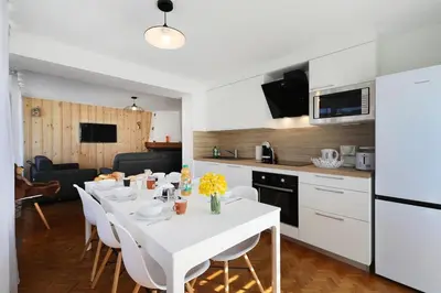 Cuisine ou kitchenette dans l'établissement Le Manalac votre Appartement 4-6P au centre ville