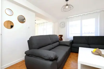 Coin salon dans l'établissement Le Manalac votre Appartement 4-6P au centre ville