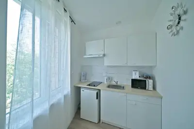 Cuisine ou kitchenette dans l'établissement Super studio 6 new quiet close to thé center