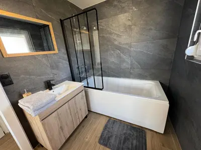 Salle de bains dans l'établissement Chambre Eté avec baignoire privée