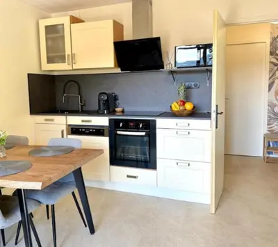 Cuisine ou kitchenette dans l'établissement Le Cocon du Lac, terrasse, vue lac
