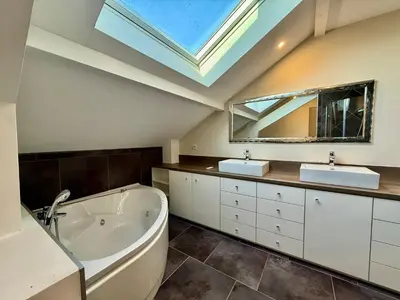 Salle de bains dans l'établissement Le Jardin de Rose et Capucine, piscine et jardin avec terrasse
