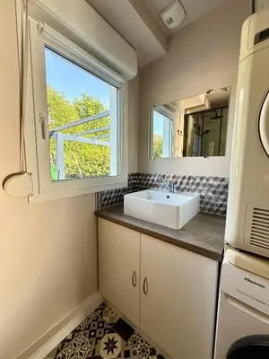 Cuisine ou kitchenette dans l'établissement Le Jardin de Rose et Capucine, piscine et jardin avec terrasse