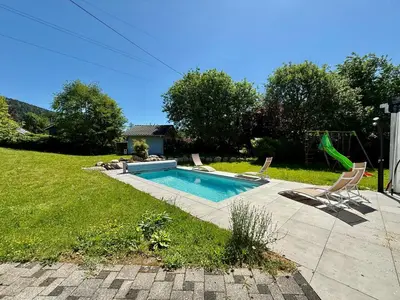 Piscine de l'établissement Le Jardin de Rose et Capucine, piscine et jardin avec terrasse ou située à proximité