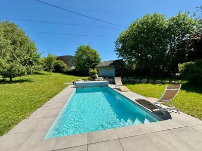 Piscine de l'établissement Le Jardin de Rose et Capucine, piscine et jardin avec terrasse ou située à proximité